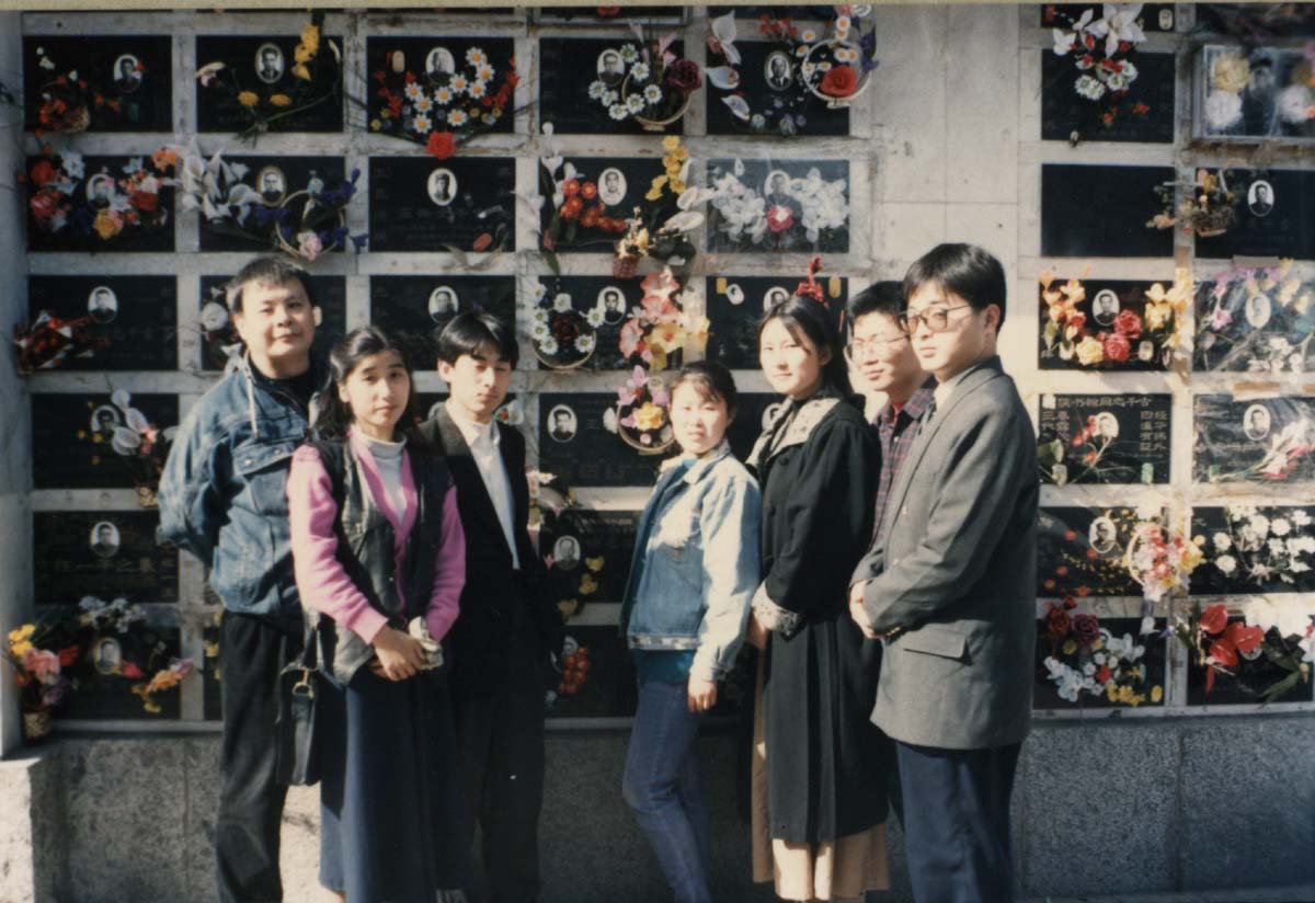 孟昭晋带乐动平台学生拜谒王重民墓